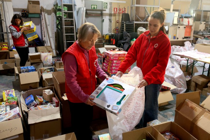 Nadal més enllà de creences: la Creu Roja reparteix joguines a més de 3.400 infants vulnerables de comarques gironines