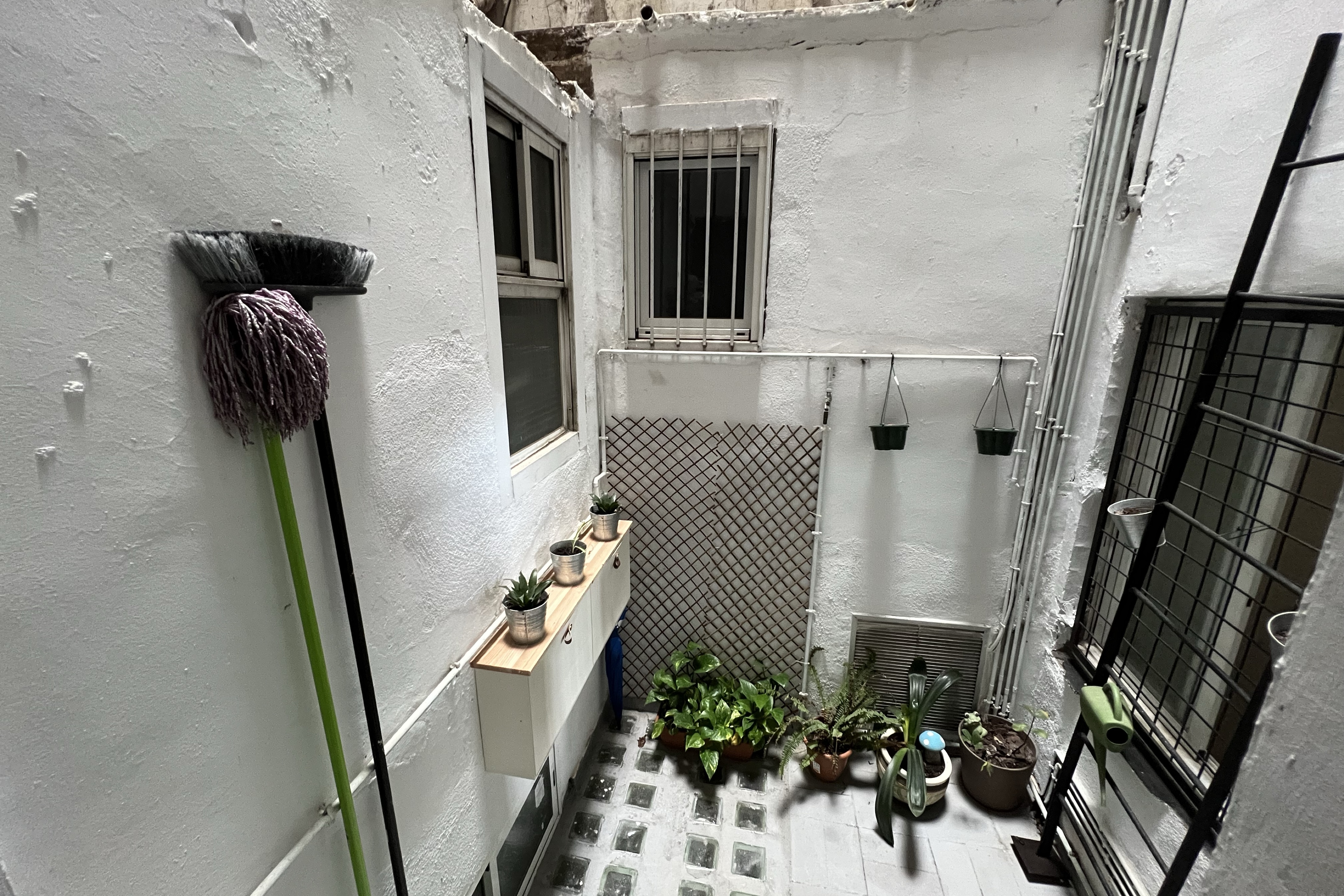 Una plataforma denuncia que hi ha més de 70.000 antics locals convertits en pisos exclosos del mercat immobiliari