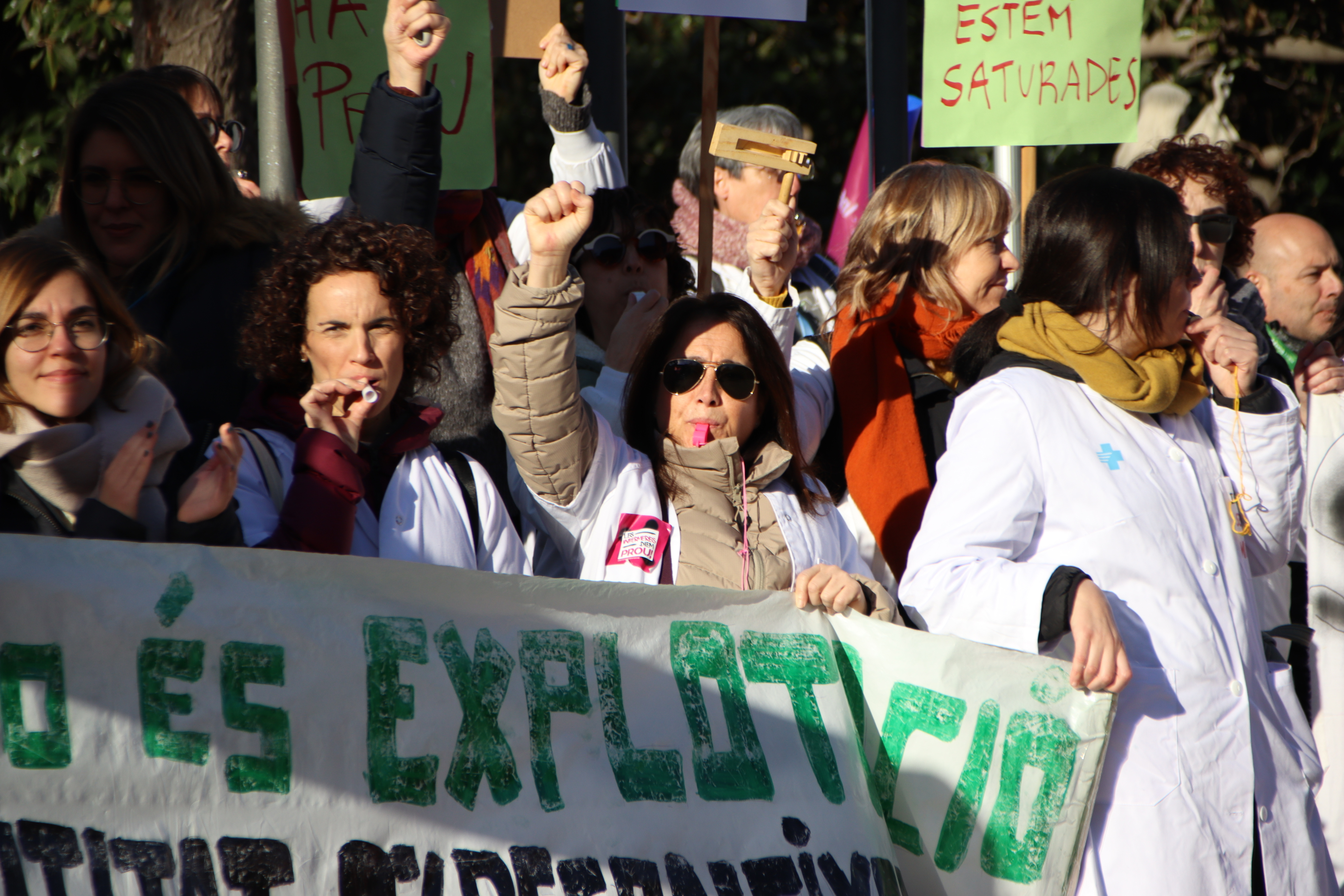 Infermeres de Catalunya valora l’esforç del Departament de Salut però manté la vaga que va iniciar ara fa un mes fins que el Govern implementi millores a l’espera de la requalificació professional que depèn del Ministeri de Sanitat. “Per a nosaltres hi ha línies vermelles i demanem novament que hi hagi el compromís del Govern per engegar tot allò que estigui al seu abast mentrestant arriba aquesta requalificació a la categoria A1 des del Ministeri, ja que portem molts anys amb aquesta situació i ja no podem més”, assegura el sindicat en un comunicat, on torna a demanar un complement salarial als pressupostos que remuneri aquesta homologació al nivell A1 en tant no arriba la reclassificació formal. El sindicat s’ha reunit en diverses ocasions amb membres del departament i de l’ICS en reunions de caire mediador a través del Departament de Treball. La setmana passada es va trobar amb el conseller Manel Balcells, que els va exposar que s’està treballant en un pla de transformació del sistema sanitari, que compta amb una reorganització dels diferents rols professionals i en què es contempla el paper fonamental de les infermeres i llevadores. Els va oferir, apunta Infermeres de Catalunya, formar part d’una taula tècnica que ha de treballar un pla de millora de la professió infermera al sistema de salut de Catalunya. El 2 de febrer, Balcells es reuneix amb la ministra i abordarà la requalificació dels professionals sanitaris. Aquest dimecres s’ha produït una nova reunió de mediació on s’han pogut redefinir, diuen, alguns dels punts consensuats en l’anterior trobada, però que “encara no ofereixen prou garanties per poder desconvocar la vaga”. En aquest sentit, Infermeres de Catalunya explica que està pendent de fer balanç en assemblea de les millores que s’han consensuat fins ara, per tal de determinar les properes passes a seguir. De moment manté la vaga, i aquest dissabte convoca una nova manifestació a l’avinguda Diagonal amb Passeig de Gràcia, sota el lema ‘Un govern que no inverteix en les seves infermeres és un govern que les condemna a l’exili’. “Deixem clar que fins que no es pugui donar sortida a aquestes demandes les infermeres seguirem de vaga, seguirem fortes, unides als carrers i, per descomptat, als centres!”, ha exclamat. El sindicat diu ser conscient que la requalificació professional depèn del Ministeri i que aquesta ha de ser “el punt de partida de qualsevol transformació”, però insta Salut a avançar-se i crear un complement específic que remuneri aquesta homologació mentre no arriba la reclassificació formal. L’organització veu possible aquesta requalificació “gràcies a la vaga i a la unió de tot el col·lectiu”. “La Conselleria de Salut s’ha vist forçada a prioritzar aquesta reclamació davant del Govern central i a treballar-hi intensament”, conclou. Per ara, el sindicat ha assegurat que ha consensuat amb Salut reconèixer les infermeres com a figures vàlides com a caps de torn i de guàrdia; garantir el dret en la desconnexió digital amb la creació d’un codi de desconnexió digital durant el 2024, i estudiar les necessitats reals de la flota de vehicles del territori i augmentar-la en base a aquesta avaluació durant el primer semestre de 2024 (àmbit ICS) per poder garantir la cartera de serveis de l’atenció domiciliària a l’atenció primària, donant també la instrucció en l’àmbit del Siscat perquè es dugui a terme aquest estudi. També ha situat altres punts que es treballarien en la comissió tècnica de seguiment del pla d’acció de la professió infermera durant aquest 2024, com ara el compromís de canviar la terminologia obsoleta de DUI o DSI per ‘infermera’ en tots els documents i aplicacions que depenen del Departament de Salut; estudiar les càrregues de treball de les infermeres i llevadores tant en l’atenció primària com a l’hospital per poder calcular el contingent i les ràtios de pacients, i definir la població diana de les llevadores; una Gestió Infermera de la Demanda (GID) segura: garantir una formació continuada certificada i de qualitat en plans de cures estandarditzats (teòrica i pràctica); definir les descripcions de llocs de treball: funcions, tasques i reconeixement, i treballar en el marc normatiu i de regulació de les cases de naixement.