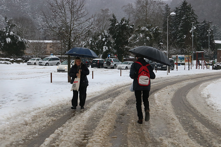 La neu enfarina pobles i ciutats, obliga a avançar el retorn d'escolars a casa, talla carreteres i tanca túnels