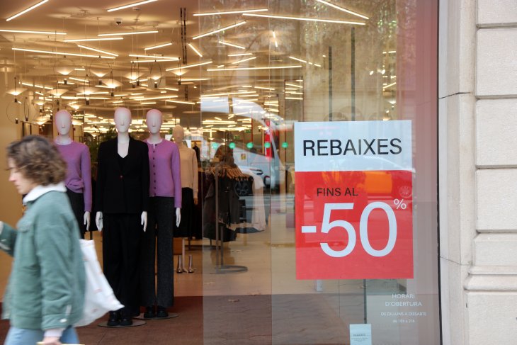 El comerç afronta les rebaixes amb menys estoc i no preveu oferir “tants” descomptes com altres anys