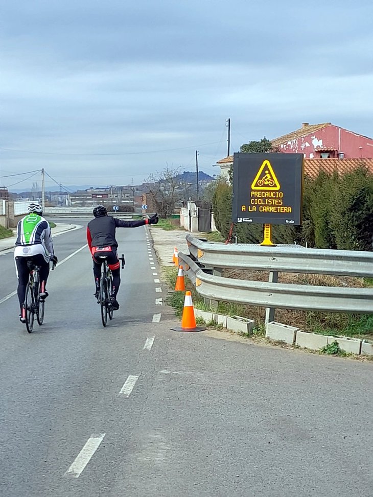 Trànsit inicia una prova pilot per alertar de la presència de ciclistes amb panells lluminosos mòbils
