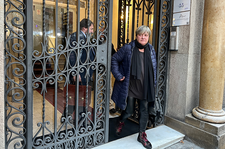 La defensa de la víctima de Dani Alves ha anunciat que recorrerà la sentència que condemna el futbolista a quatre anys i mig de presó i ha criticat “que es transmeti a la societat que les persones amb capacitat econòmica poden veure reduïda la pena si poden consignar una quantitat important”. Malgrat tot, l’advocada de la jove ha assegurat que la víctima està satisfeta amb la sentència. “Va començar dient no vull denunciar, no em creuran, i les seves paraules han estat ‘per fi m’han cregut’”, ha explicat la seva lletrada, Ester García. L’advocada ha opinat que la sentència ha estat “pionera” des del punt de vista del consentiment i l’ha desvinculat de la Llei del ‘només sí és sí’.  "Per nosaltres és una sentència que ha vingut a acreditar la veritat de la nostra clienta, el que tots sabíem: que deia la veritat", ha afirmat García en una atenció als mitjans aquest dijous a la tarda. En aquest sentit, l'advocada ha subratllat que la sentència imposada al futbolista és un "èxit personal" de la víctima i ha reiterat la voluntat "d'enviar el missatge que els protocols funcionen". "Vull agrair el tracte als mossos, el personal del Clínic, la fiscalia i el sistema judicial en general", ha expressat García.  En relació amb l'atenuant per reparació del dany causat aplicat a Alves per la consigna de 150.000 euros que el futbolista va dipositar com a indemnització, la defensa de la víctima ha afirmat que els "preocupa" que es transmeti a la societat el missatge que les persones amb capacitat econòmica "poden veure reduïda la seva pena si poden consignar una important indemnització". "Des del meu punt de vista, l'atenuant no s'hauria d'aplicar", ha sentenciat García, que alhora ha criticat que "no hi ha hagut esforç econòmic ni moral" per part del condemnat.  Tot i subratllar que es tracta d'una sentència "exemplar", la defensa de la víctima ha admès que la pena imposada al futbolista és "mínima". "Per mi és una pena baixa, en aquest despatx portem molts casos- com aquest i és la pena més baixa que hem tingut en més de vint anys", ha explicat.  Preguntada per si la reforma del Codi Penal, coneguda com la 'llei del només sí és sí', ha beneficiat al futbolista, García ha reiterat que la reforma hauria permès establir una pena més alta: "La sentència no té absolutament res a veure amb la reforma legal". En aquesta línia, García ha destacat que la sentència és "contundent" alhora que "pionera" pel que fa a l'element del consentiment. "Precisament, gràcies a la llei la definició de consentiment ha quedat molt ben argumentada en la sentència", ha defensat.  Finalment, García ha demanat als mitjans de comunicació el "màxim rigor i responsabilitat" a l'hora d'informar sobre qualsevol delicte sexual. "És difícil recuperar-se quan s'escolten notícies cada mes, durant un any", ha advertit.