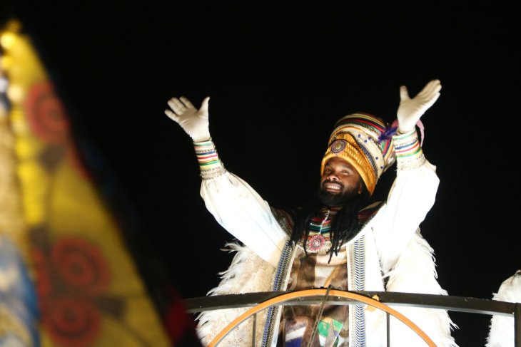 Les cavalcades de Reis d'Orient omplen de màgia, diversitat i caramels els carrers de Catalunya