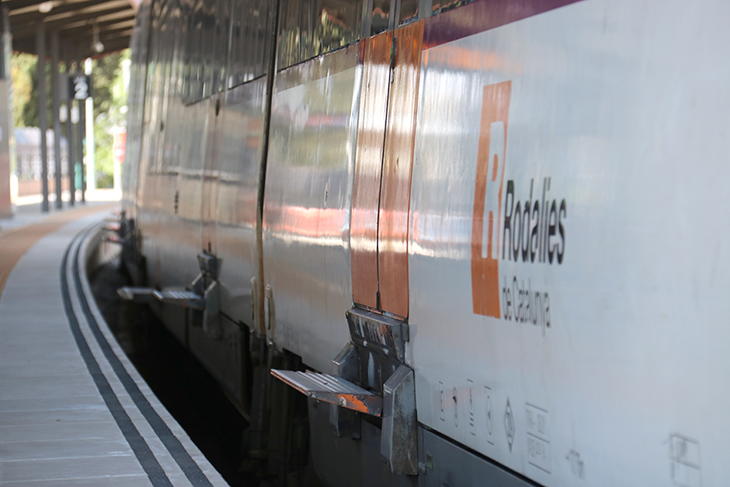 L’enderroc de l’estació de tren de Sant Feliu de Llobregat, aturat perquè un activista es tanca dins l’edifici