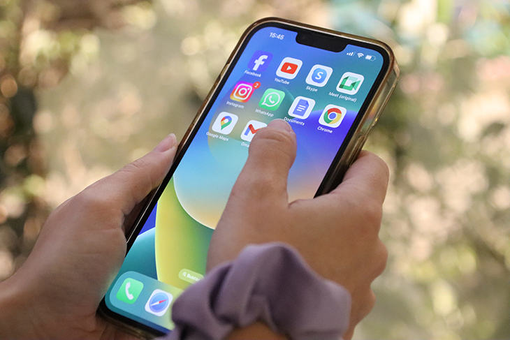 Professors de Secundària retreu a Simó que s’inhibeixi sobre el mòbil a l’institut i demana prohibir-lo almenys a l’aula