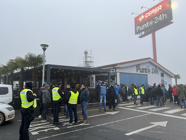 Primers talls a les carreteres catalanes per les protestes dels agricultors contra la burocràcia i els alts costos