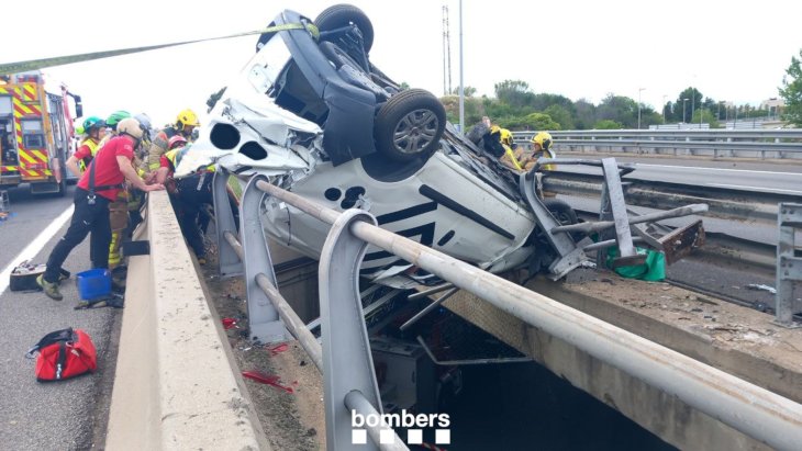 Reobren la C-58 i l'N-150 després d'un accident que ha deixat un vehicle penjant sobre un pont