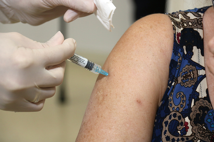 Salut es fixa l'objectiu d'assolir el 75% de vacunació contra la grip i la covid en majors de 60 anys i vulnerables