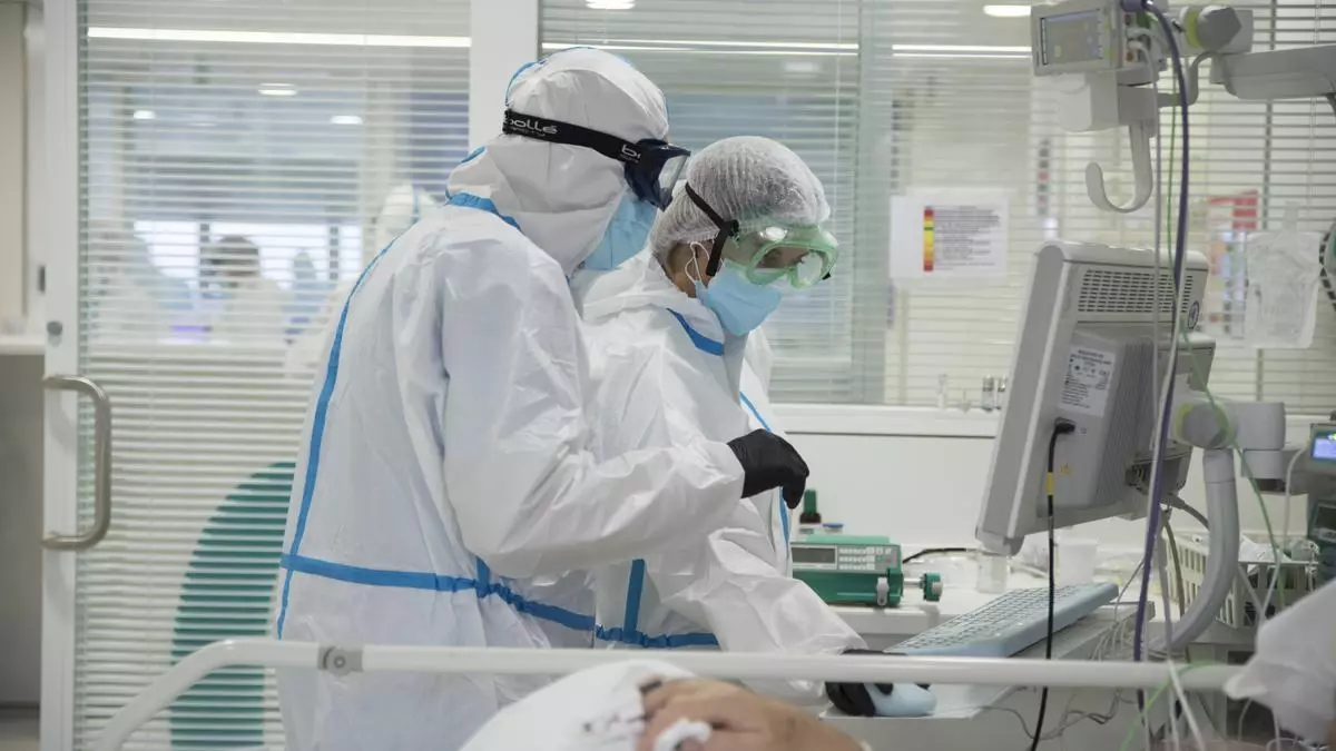 L'exposició a contaminants atmosfèrics (PM 2,5 i PM10) s'associa amb una major durada de símptomes de la covid persistent, en part a causa del seu impacte en la gravetat de la infecció aguda. Aquesta és la conclusió d'un estudi liderat per l'Institut de Salut Global de Barcelona (ISGlobal) en col·laboració amb l'Institut de Recerca Germans Trias i Pujol. Els investigadors han analitzat si la contaminació atmosfèrica i altres exposicions ambientals, com el soroll, la llum artificial nocturna i els espais verds, estaven associades amb el risc o la durada de la covid persistent. L'estudi va seguir més de 2.800 adults de la cohort Covicat, d'entre 40 i 65 anys que vivien a Catalunya i que van completar tres qüestionaris el 2020, 2021 i 2023. Aquestes enquestes van recollir informació sobre infeccions per covid-19, estat de vacunació, estat de salut i dades siocdemogràfiques. A més, l'equip investigador va calcular l'exposició residencial al soroll, les partícules, l'ozó, el diòxid de nitrogen, els espais verds i la llum artificial nocturna per a cada participant. L'anàlisi va mostrar que una de cada quatre persones que van contraure la covid van experimentar símptomes persistents durant tres mesos o més, i un 5% va experimentar símptomes que van durar dos anys o més. Les dones, les persones amb nivells educatius més baixos, aquelles amb condicions cròniques prèvies i els qui van tenir una covid-19 greu van presentar major risc de desenvolupar covid persistent. La vacunació, en canvi, va tenir un impacte positiu: només el 15% dels participants vacunats van desenvolupar covid persistent, en comparació amb el 46% dels no vacunats. Efectes de la contaminació L'exposició a partícules en l'aire (PM2,5 i PM10) es va associar amb un lleuger augment del risc de covid persistent de llarga durada. Es tracta de persones que van informar tenir covid el 2021 i els símptomes de la qual seguien presents l'última setmana abans de l'entrevista de 2023. El risc de covid persistent de llarga durada va augmentar de manera lineal amb majors nivells d'exposició a les partícules en suspensió. En contrast, factors com la proximitat a espais verds o el soroll del trànsit a penes van influir en la durada de la patologia. Davant d'aquests resultats, els investigadors han apuntat que si bé és possible que la contaminació atmosfèrica no sigui una causa directa de covid persistent, sí que podria augmentar la gravetat de la infecció inicial, la qual cosa eleva el risc de covid prolongada. La primera autora de l'estudi, Apolline Saucy, afirma que aquesta hipòtesi es veu recolzada per l'associació entre les partícules en suspensió i els casos més greus i duradors de covid persistent, però no amb tots els casos. Els investigadors afegeixen que fa falta més recerca per a desglossar els diferents tipus de símptomes persistents i obtenir una imatge més detallada de com poden influir els factors ambientals.