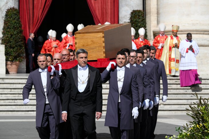 Un funeral multitudinari acomiada el papa Francesc i recorda el seu "compromís incansable" amb la pau