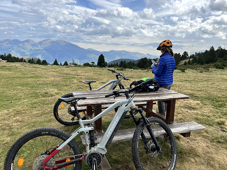 La bici elèctrica s’estén pel Pirineu i es consolida com a activitat turística fora de la temporada de neu