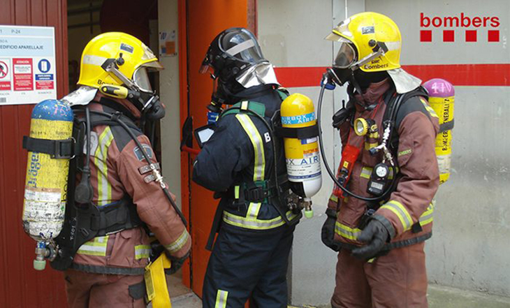 L’incendi d’un cobert en un pati de Mataró deixa una persona amb cremades al 35% del cos