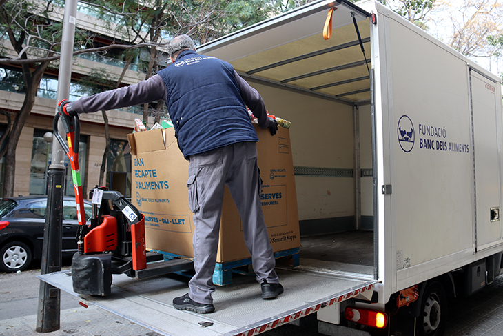 El Banc dels Aliments recapta en un dia 8 tones de productes en biblioteques de Barcelona per a afectats per la dana