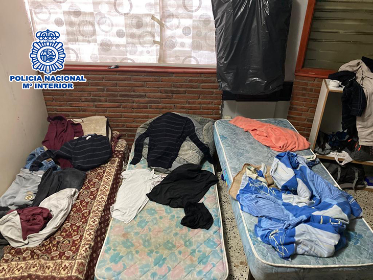 Alliberen una vintena de víctimes d'explotació laboral que vivien i treballaven en locals de menjar ràpid