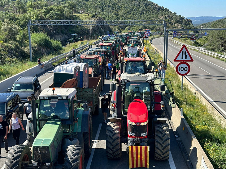 Els pagesos reactiven les protestes i tallen els principals passos fronterers amb França