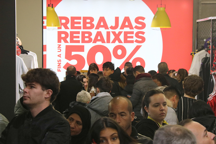 Un comprador del primer dia de rebaixes: “Els Reis em van portar diners per aprofitar-los avui amb productes més barats”