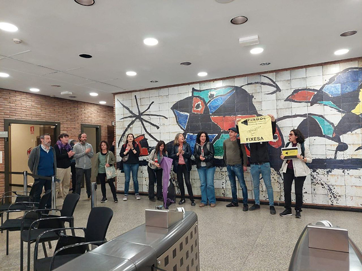 El Departament d'Educació ha respost a les queixes dels docents interins per la "ineficiència" del concurs de mèrits que el disseny d'aquesta maniobra per reduir la taxa de temporalitat en l'ocupació pública l'ha fet l'Estat, després de pactar-lo amb els sindicats. El cos de docents és estatal, per la qual cosa, el Departament "no ha tingut marge" per dictar les regles. Fonts d'Educació afirmen, en el mateix sentit, que l'establiment de la puntuació "ha hagut de ser idèntica" arreu d'Espanya. El Departament subratlla que, a l'hora de comptabilitzar els punts dels aspirants, va aprofitar "l'únic marge que tenia", que és que, en cas d'empat entre dues persones amb tots els mèrits d'antiguitat, feia prevaldre qui tenia més experiència global. El concurs de mèrits, el "més gran que s'ha fet mai a l'administració catalana", convocava 12.859 places. Es van admetre 37.284 participants, que han fet 62.862 sol·licituds en diferents especialitats. Finalment se n'han seleccionat 12.858. Una plaça de professor de japonès ha quedat sense cobrir perquè cap aspirant complia els requisits. Sobre les queixes dels interins pel fet que persones amb fins a trenta anys d'experiència han quedat fora, Educació recorda que el concurs atorgava un màxim de 7 punts –d'un total de 15- per una antiguitat de 10 anys o més, però que també concorrien altres mèrits, com ara l'expedient en la formació acadèmica, els graus, postgraus, doctorats obtinguts o altres titulacions o estudis complementaris a la formació. En el cas dels aspirants que han impartit més d'una especialitat en els anys computables, l'experiència sumava punts sempre i quan estigués relacionada amb l'especialitat a què s'aspirava, amb barems diferents. També sumava punts haver exercit en un cos diferent del que s'aspirava i haver exercit a la concertada. I és en aquest punt on el Departament puntualitza que va aprofitar "l'únic marge que tenia", que és que en cas d'empat de puntuació entre dos aspirants amb tots els mèrits d'antiguitat, feia prevaldre qui tenia més experiència global. D'aquesta manera, després d'aplicar els criteris objectius de puntuació han quedat en la llista de no seleccionats 1.355 aspirants amb més de 7 anys d'experiència "perquè han obtingut menys puntuació global que altres aspirants". Queden de moment en llista d'espera, a la cua de "probables renúncies que s'aniran produint durant les pròximes setmanes", sobretot entre aspirants residents en altres territoris de l'Estat que encara estan resolent els propis concursos de mèrits. Així mateix, Educació recorda que aquests aspirants no admesos en la fase de mèrits podran continuar el procés d'estabilització amb unes oposicions extraordinàries que tindran lloc el pròxim 30 de juny, i on l'antiguitat "també tindrà una puntuació com a mèrit". Segons el Departament, el procés d'estabilització culminarà amb una temporalitat per sota del 8% de la plantilla, tal com exigeix la Unió Europea. Reunió amb Pindoc En paral·lel a les explicacions d'Educació, el malestar dels interins continua i aquest dijous membres de la plataforma que els representa, la Plataforma d'Interines Docents de Catalunya (Pindoc), han ocupat la recepció de l'edifici del Departament. Els membres de la plataforma han estat atesos per un alt càrrec d'Eduació i s'ha acordat una reunió per la setmana vinent entre la conselleria i membres del col·lectiu d'interins docents de Catalunya.