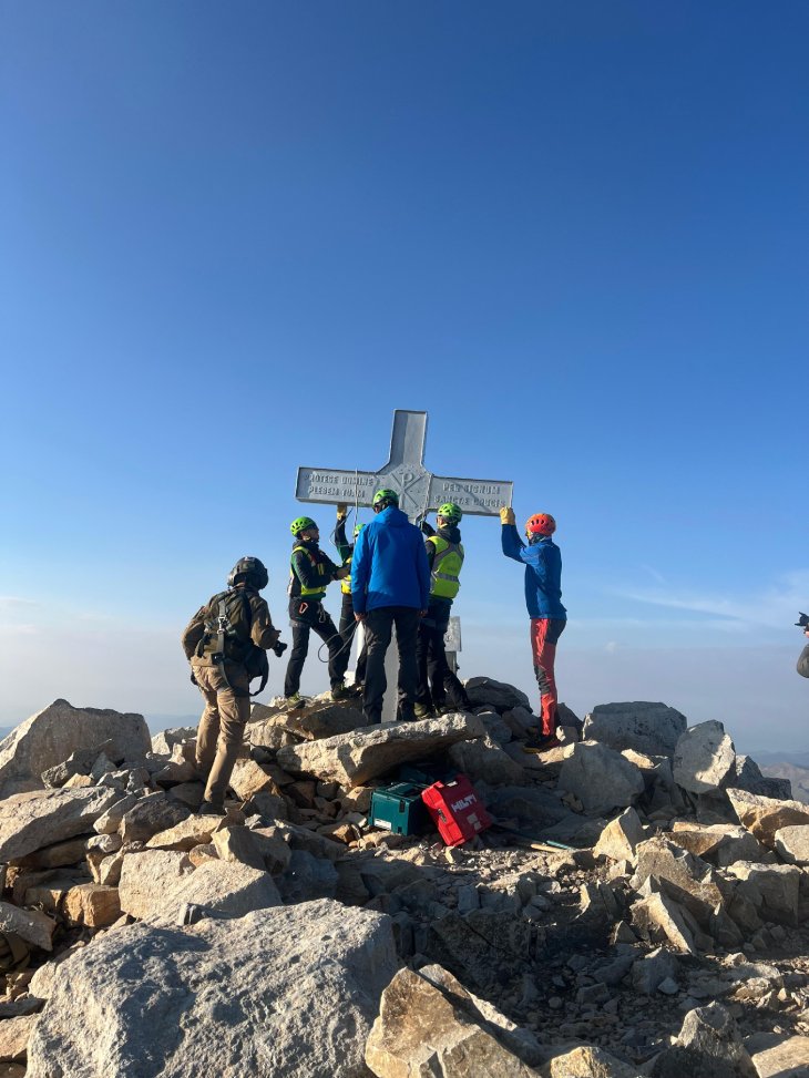 La creu del Centre Excursionista de Catalunya torna a coronar el cim de l’Aneto