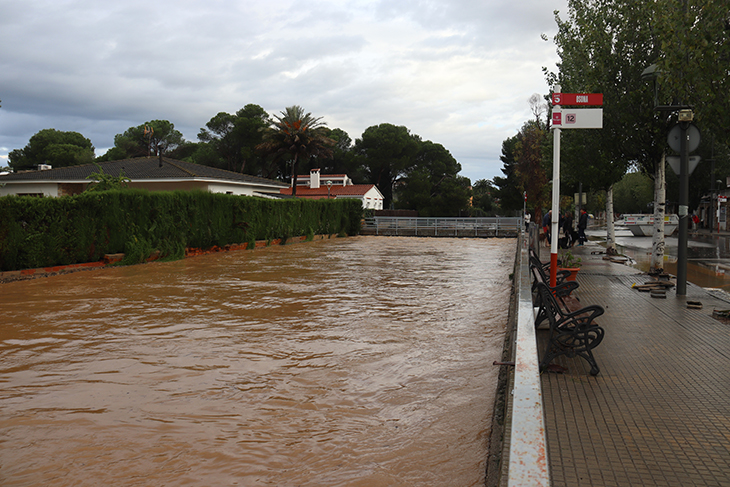 El 112 rep 251 trucades per les pluges fins a les sis del matí, sobretot al Tarragonès, el Baix Camp i el Barcelonès