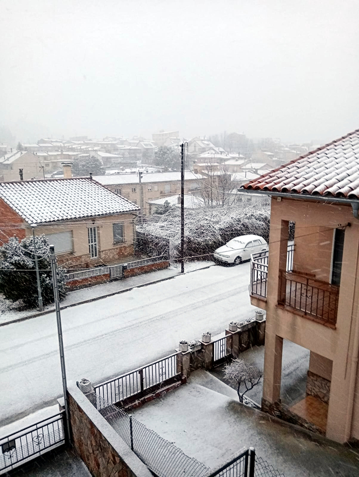 La neu cau per sobre dels 500 metres a l'interior de Catalunya i afecta una quinzena de carreteres