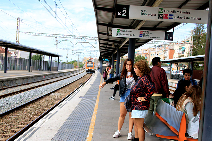 Alleujament i desconfiança entre els usuaris amb la recuperació del servei a l'R2: "Demà tornarà a fallar"