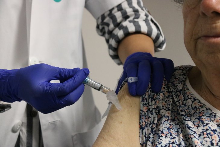 La grip es manté per sobre del nivell moderat de transmissió tres setmanes després d’arribar al pic