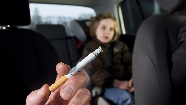 Salut treballa per prohibir fumar a dintre del cotxe si hi ha menors i no descarta regular l'ús del mòbil a les escoles