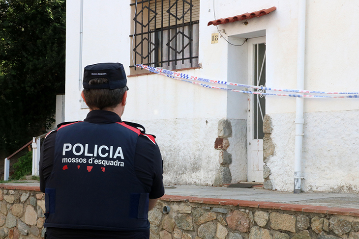 Troben mort un home de 66 anys al terrat de casa seva a Besalú