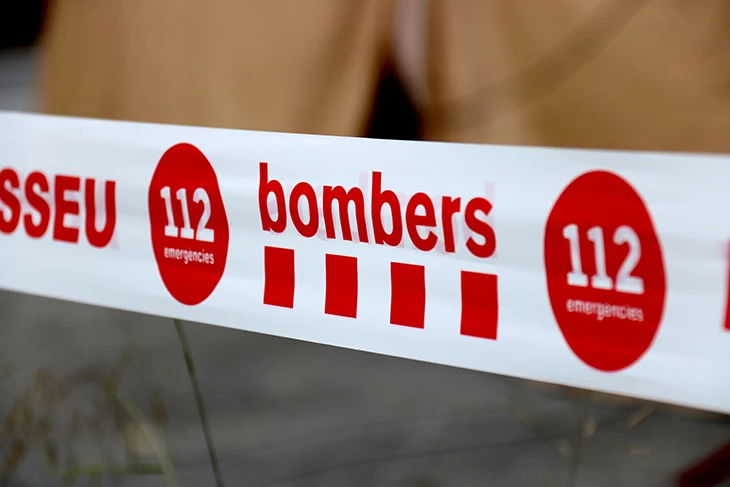 Catorze dotacions dels Bombers treballen per apagar un incendi en una nau de pneumàtics a Sant Boi de Llobregat