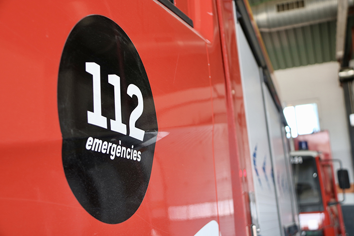 Més d'una vintena de dotacions dels Bombers treballen en un incendi a tocar del camp de golf de Peralada