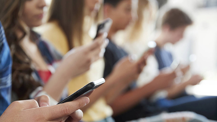 El govern estatal proposarà a les autonomies prohibir el mòbil a primària i regular-lo a secundària