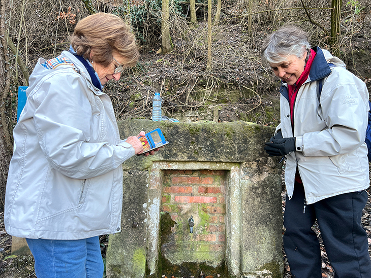 Uns 60 voluntaris comencen a fer el mostreig anual per conèixer la contaminació de les fonts d'Osona i el Lluçanès