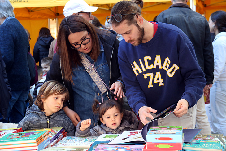 La Catalunya Central celebra un Sant Jordi multitudinari amb les roses i llibres de protagonistes