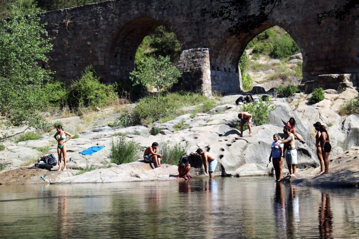 Es prohibeix l'accés motoritzat a Pedret per evitar aglomeracions de banyistes i garantir la seguretat