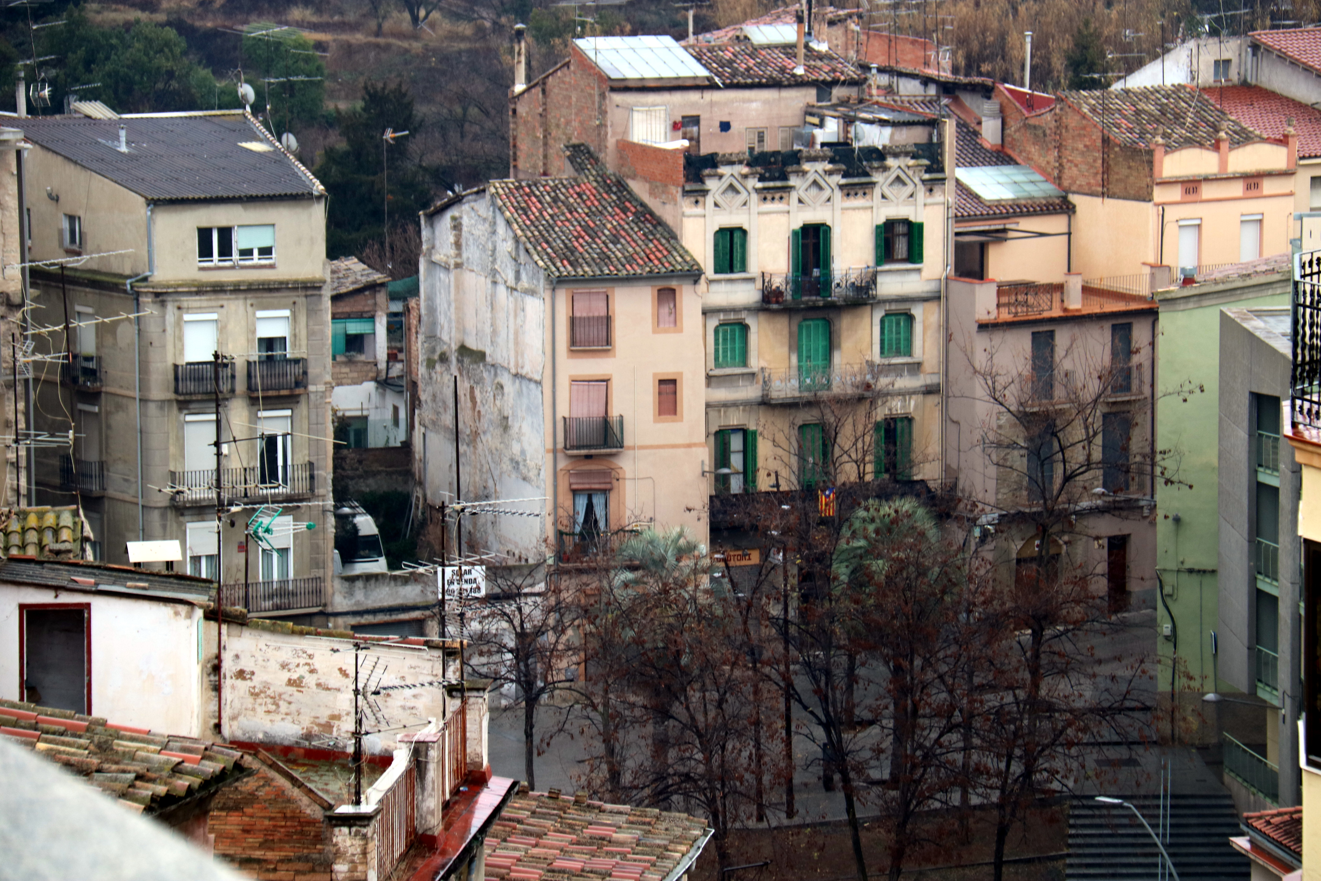 Crida de Càritas i Creu Roja per recollir mantes a Manresa: "L'hivern aquí és molt dur i molta gent no té calefacció"