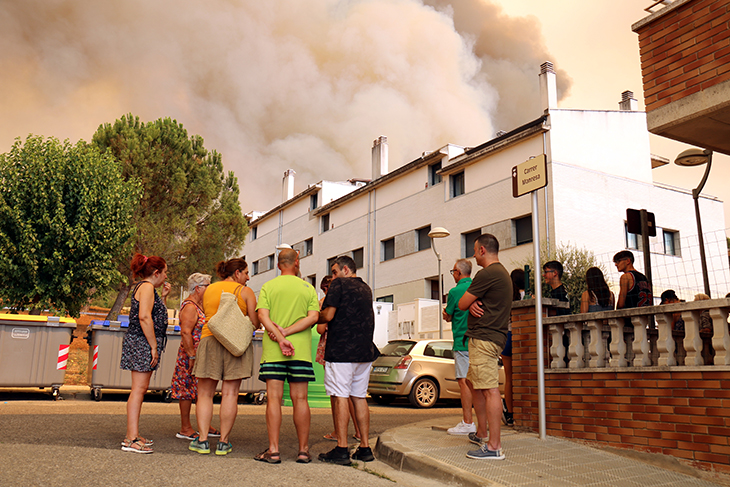 Fins a 121 dotacions de Bombers, de les quals almenys 17 mitjans aeris, treballen amb els habitatges com a primera prioritat