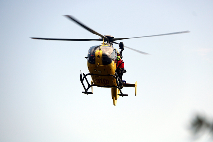 una de les aeronaus ha trobat objectes personals de la víctima a prop d'un canal boscós amb una caiguda pronunciada