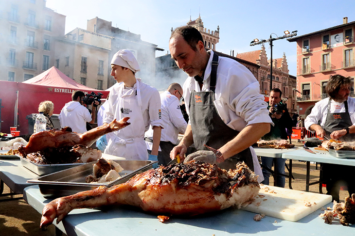 El Dijous Llarder de Vic atreu centenars de visitants: "Venim cada any a menjar l'entrepà de porc rostit. És el millor"El Dijous Llarder de Vic atreu centenars de visitants: "Venim cada any a menjar l'entrepà de porc rostit. És el millor"