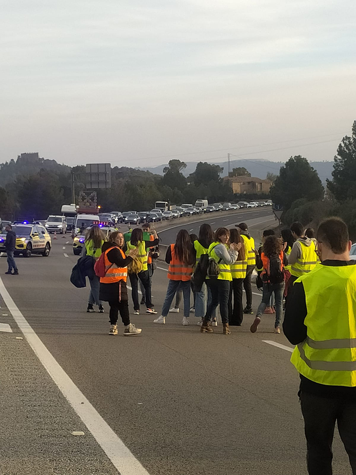 Veïns de Navàs tallen la C-16 a Balsareny per reclamar un nou edifici per a l'institut del municipi