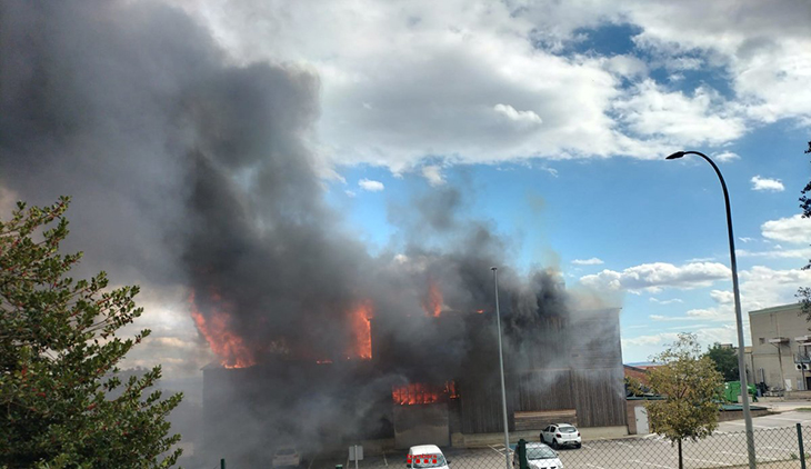 Els Bombers treballen en l'extinció d'un foc a l'interior d'una planta de biomassa al polígon de la Valldan a Berga