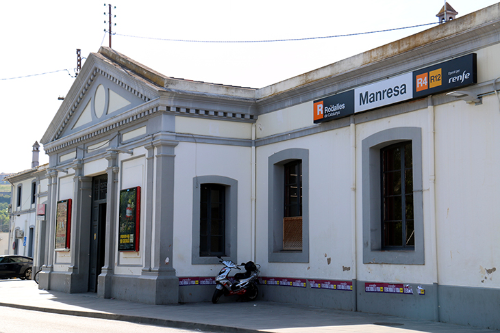 El servei de l'R12 entre Calaf i Manresa també es troba interromput i es fa amb un servei alternatiu d'autobusos
