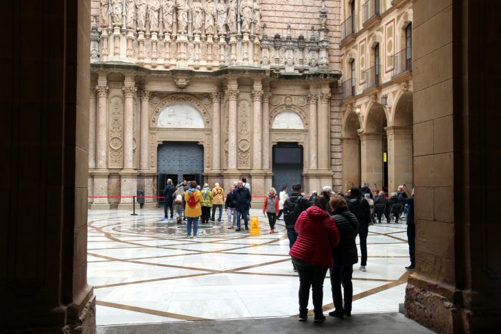 Força afluència de turistes a Montserrat el dia de la Mare de Déu malgrat la previsió de pluja