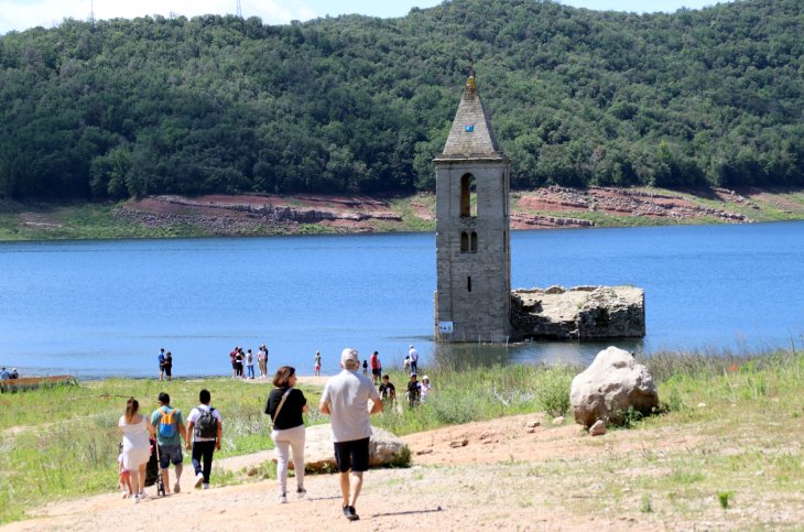 Curiosos s'acosten al pantà de Sau per veure com s'ha omplert amb les pluges de les darreres setmanes