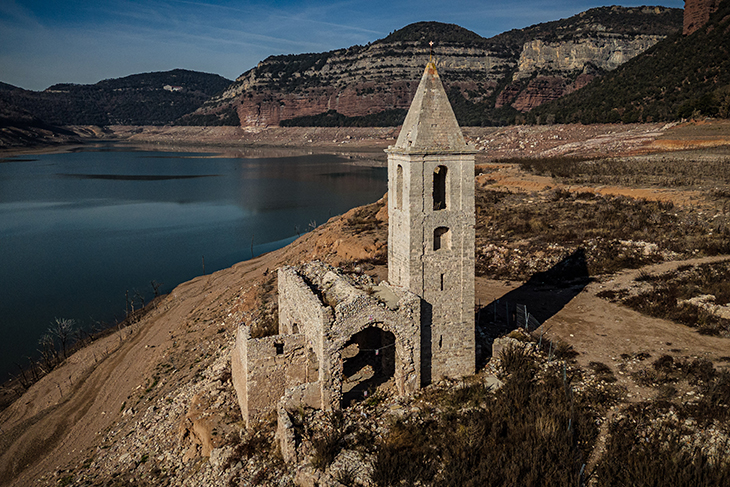 El pantà de Sau, a vista de dron, amb un 4,74% d'aigua i totes les edificacions submergides a la vista