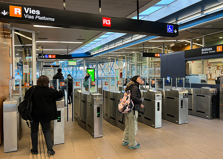 Retards de 25 minuts de mitjana a l'R3 en el primer dia laborable després de finalitzar el primer tram d'obres