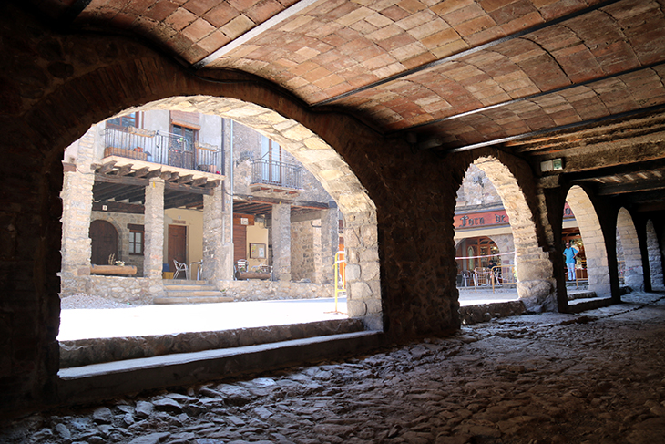 Descobreixen el paviment original del segle XIII a la plaça de la Porxada de Bagà