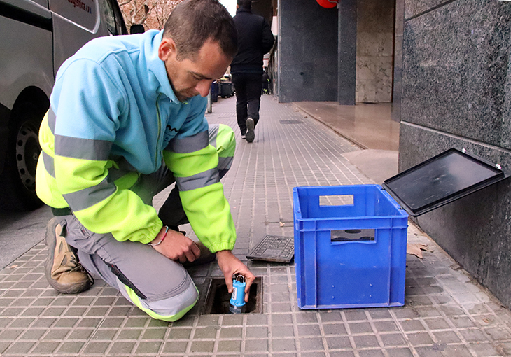 Manresa instal·la sensors acústics a la xarxa de distribució per evitar fuites d'aigua