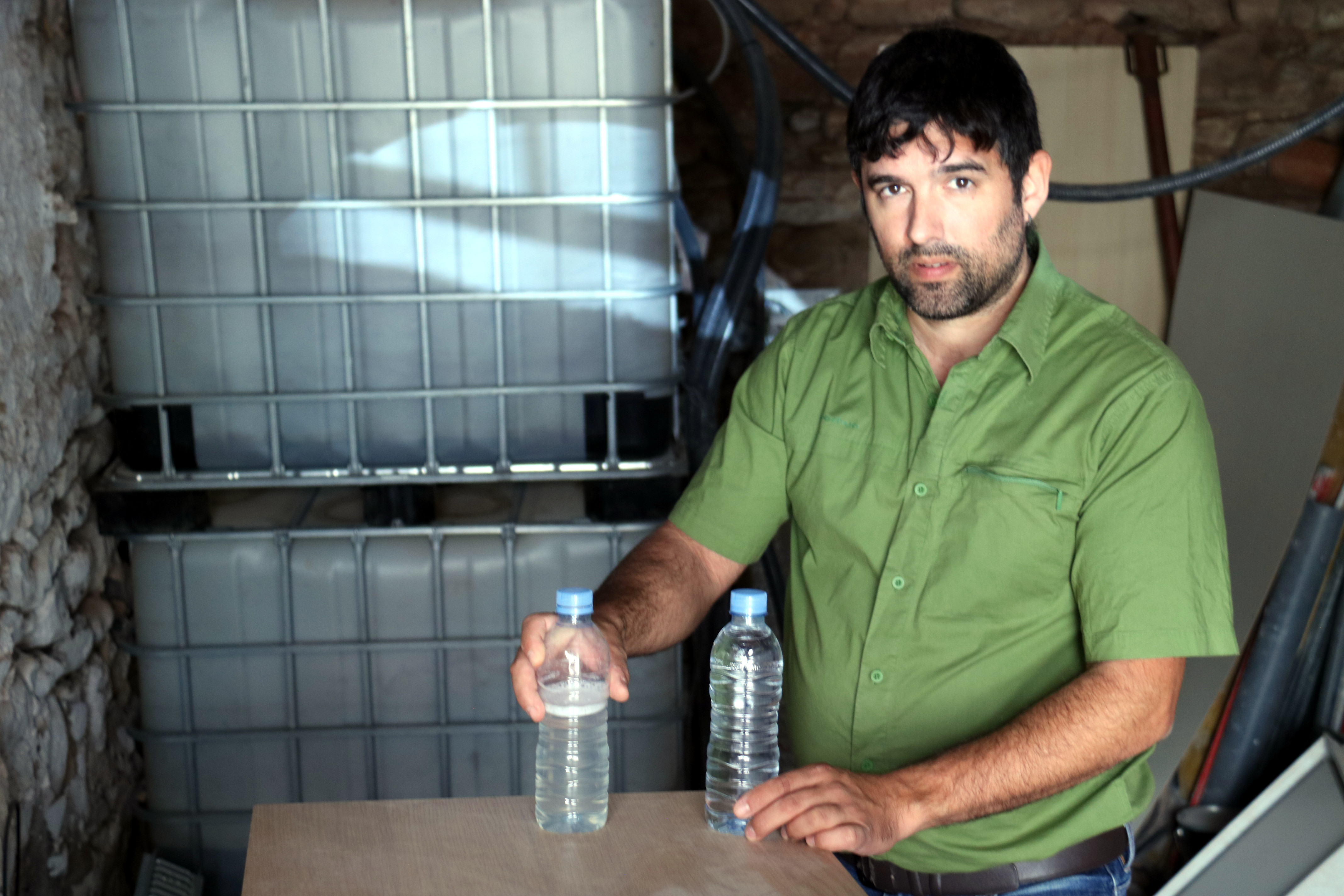 Un veí d'Artés ofereix 1.000 litres d'aigua que li sobren a la setmana gràcies a un sistema que ha dissenyat a casa seva