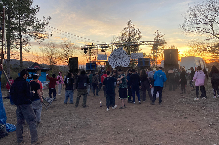 La 'rave' de Muntanyola continua i els Mossos controlen els accessos